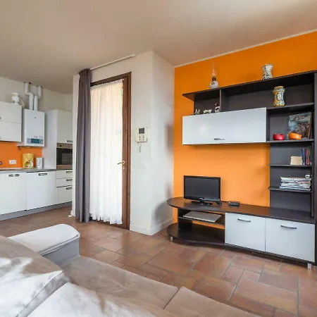Modern In Italy With Swimming Pool Lägenhet